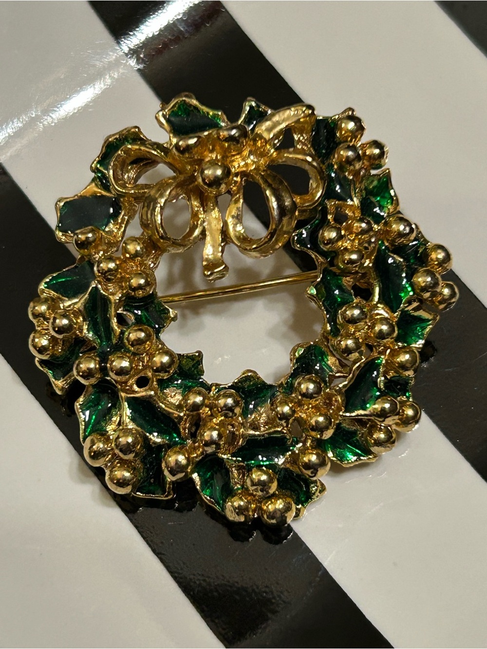 Vintage Gold-Tone Christmas Wreath Holly Bow Brooch Pin